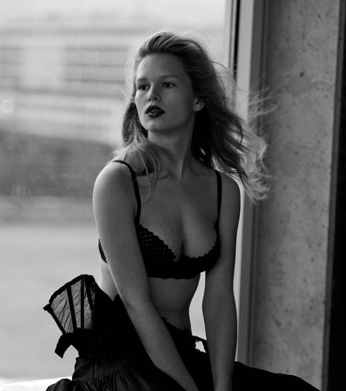 Anna Ewers