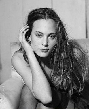 Nora Arnezeder